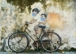 Imagen decorativa graffiti niños en bicicleta pandemia