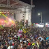 Felipe Amorim leva multidão à praça na primeira noite Festa do Caju