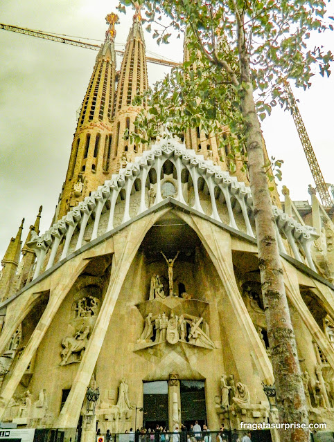 Fachada da Crucificação da Basílica da Sagrada Família em Barcelona