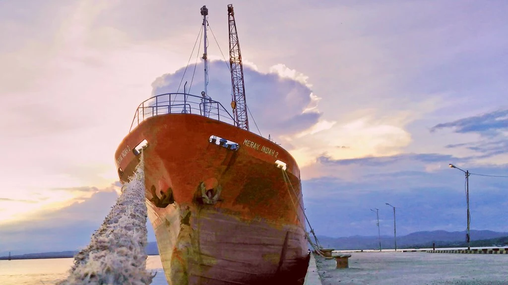 kapal barang dan pelabuhan laut namlea