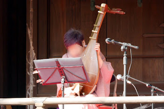 琵琶を弾く女性