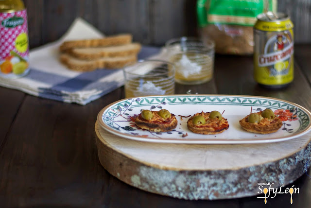 Mini tostas de jamón, queso y aceitunas.