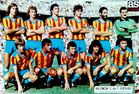 VALENCIA C. F. - Valencia, España - Temporada 1979-80 - Arias, Bonhof, Botubot, Tendillo, Castellanos, Manzanedo; Dani Cabezas, Carrete, Saura, Kempes y Cerveró - REAL MADRID C. F. 3 (Cunningham (2) y Santillana), VALENCIA C. F. 1 (Saura) - 09/09/1979 - Liga de 1ª División, jornada 1 - Madrid, estadio Santiago Bernabeu - El Valencia se clasificó 6º en la Liga, con Alfredo Di Stéfano de entrenador