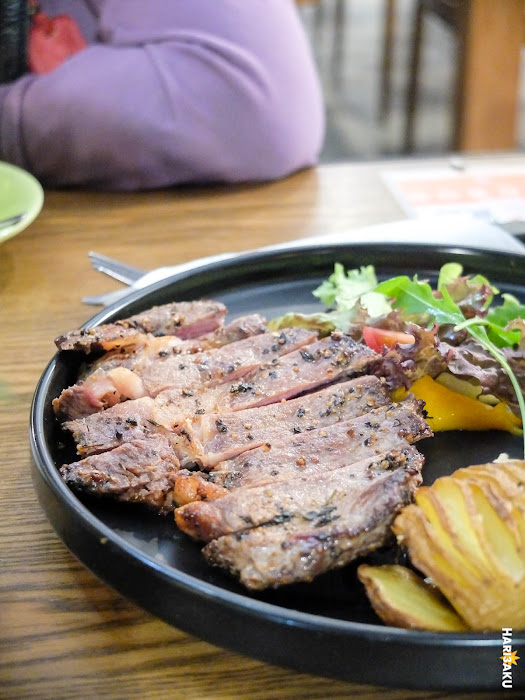 Steak ribeye dengan salad, kentang dan sos lada hitam