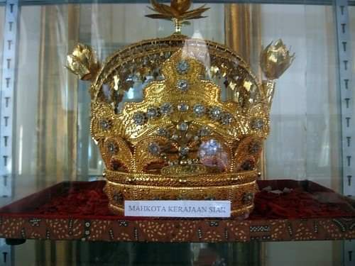 Mahkota Kerajaan Siak Sri Indrapura yang diperbuat daripada emas 