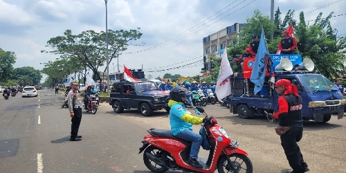 Satlantas Polresta Serang Kota Kawal Massa Buruh Ke Kantor Gubernur Banten