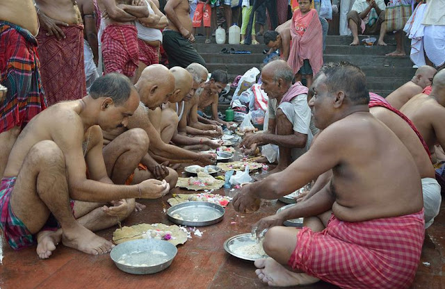 Pitru Paksha là lễ hội truyền thống của đạo Hindu, kéo dài 16 ngày theo lịch âm. Người ta tin rằng thần chết Yama sẽ đưa linh hồn đến gặp 3 thế hệ trước đó của gia đình tại nơi chuộc tội. Trong dịp này, linh hồn được phép trở về Trái Đất để đoàn tụ với gia đình. Các thành viên phải thực hiện đầy đủ lễ Shraddha để bảo đảm những người thân có một nơi trú ngụ ở kiếp sau. Bên cạnh đó, nhiều gia đình sẽ nấu những món ăn cúng như kheer (gạo nếp và sữa), lapsi (cháo yến mạch), cơm, đậu lăng...   