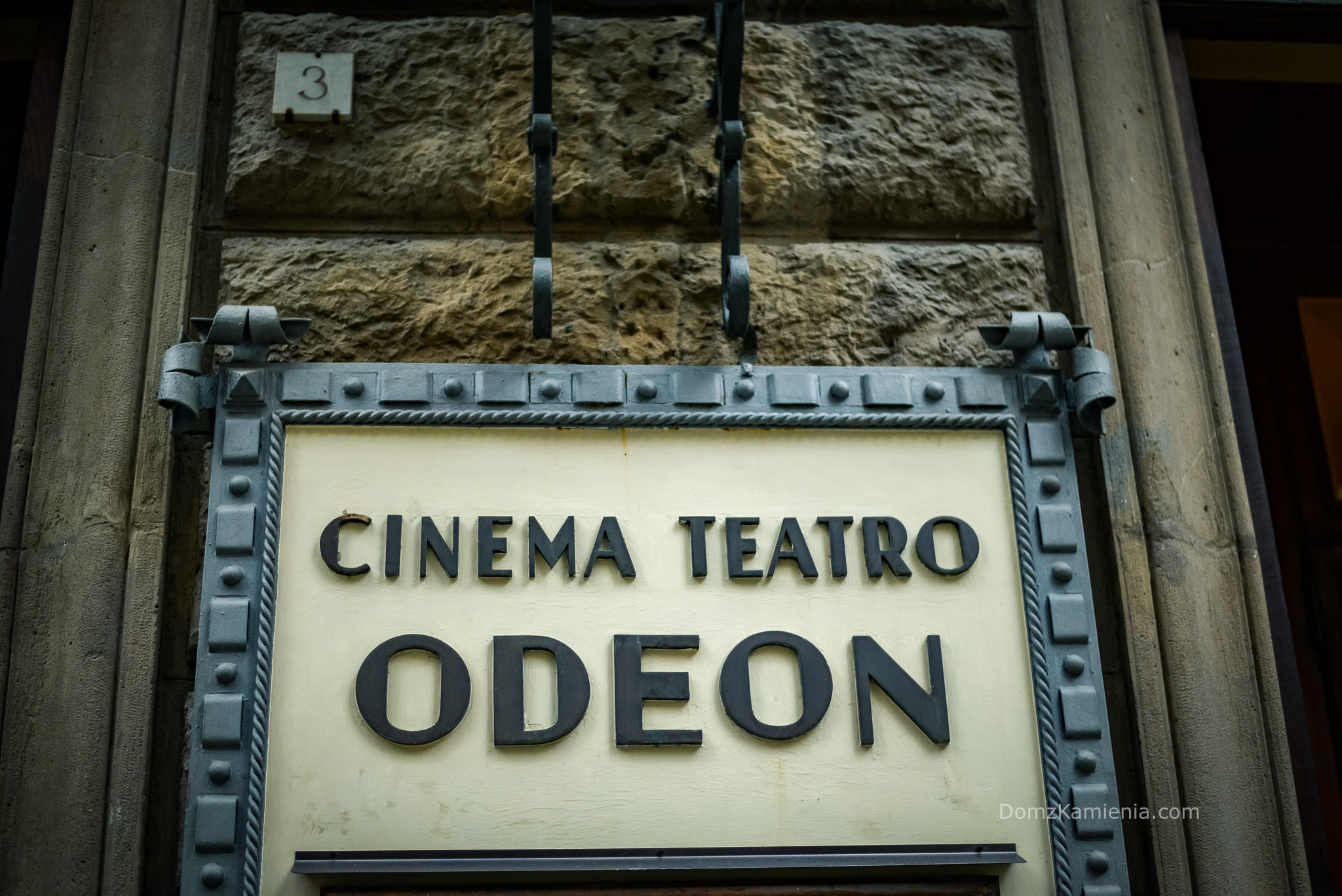 Kino - księgarnia Odeon we Florencji, Sekrety Florencji, Dom z Kamienia