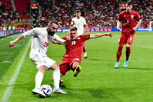 Carvajal intenta recortar a Michal Sadílek, ante la mirada de Marcos Llorente y Adam Hložek. SELECCIÓN DE REPÚBLICA CHECA 2 SELECCIÓN DE ESPAÑA 2 Domingo 05/06/2022, 20:45 horas. Liga de Naciones de la UEFA, fase de clasificación, Grupo A2, jornada 2. Praga, República Checa, Sinobo Stadium.