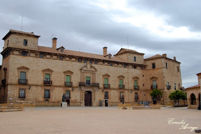 Palacio de Juan Hurtado de Mendoza, ubicado en la la Plaza Mayor de Almazán, es un bello edificio que data de finales del s. XV. Ha sufrido varias reformas su fachada mas antigua de estilo gótico es la que da al rio Duero