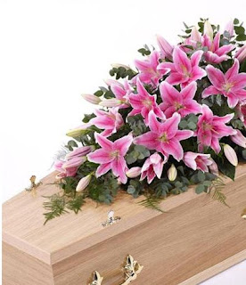 różowe lilie  kwiaty na pogrzeb do wiązanki pogrzebowej na trumnę ostatnie pożegnanie