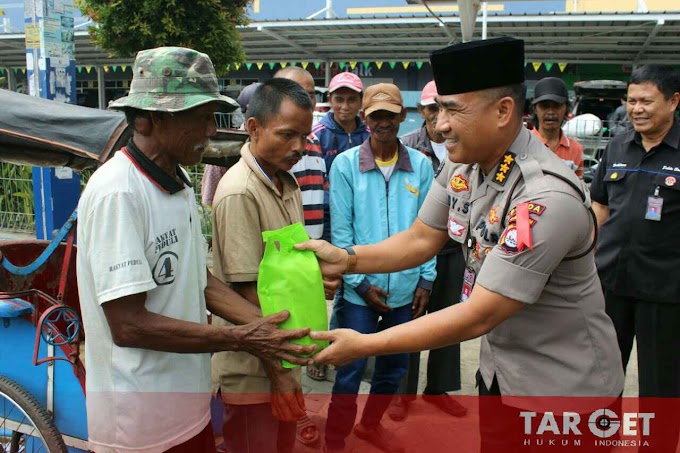 Kabid Humas Polda Banten Sambangi Petugas Becak Bersama Tim Jum'at Barokah