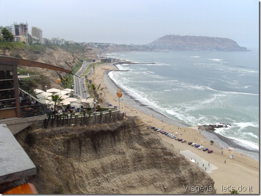 Vista do penhasco em Miraflores, Lima e Shopping Larcomar