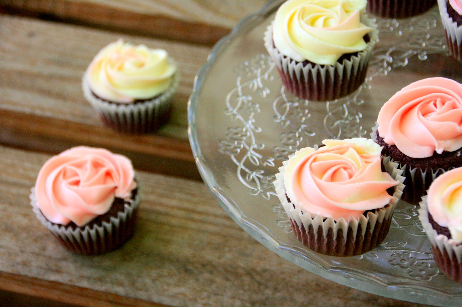 Cupcakes de mora con cobertura de queso fresco