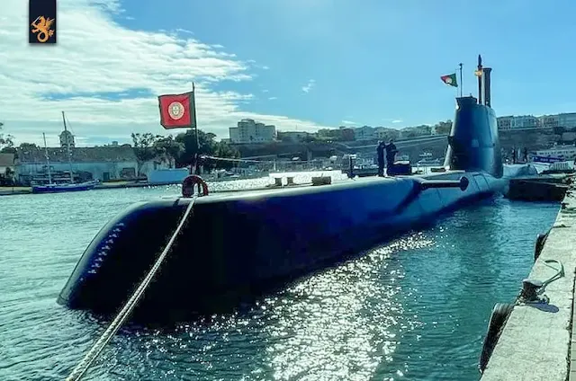 El submarino portugues Arpão atraca en Menorca