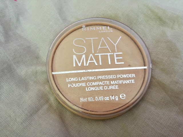 Klasyk w mojej kosmetyczce: puder "Stay Matte" od Rimmela