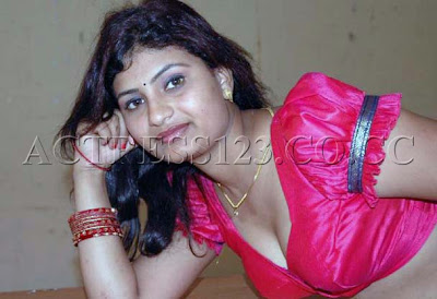 Hot actress Narmatha removes her Saree and Shows blouse cleavages 