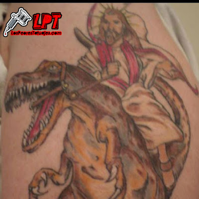 Tatuaje de Jesús montando un dinosaurio