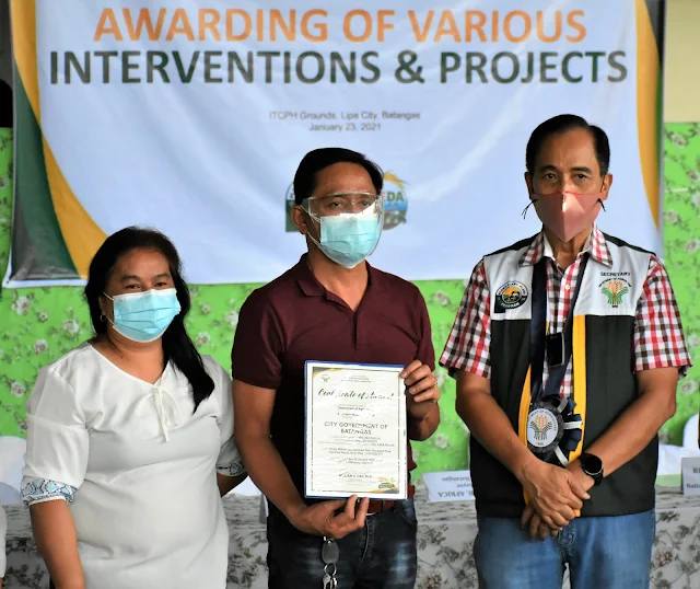 Batangas City receives an award from DA