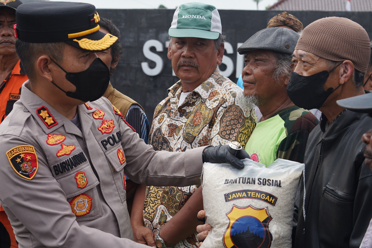 Bansos Beras 10 Ton Mulai Didistribusikan Polres Kebumen Secara Bertahap