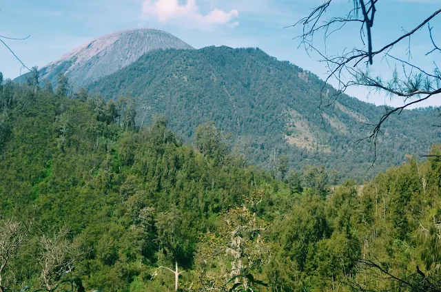 Foto Puncak Gunung Semeru dari Kejauhan