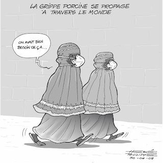 Dos mujeres con burkas caminan con mascarillas