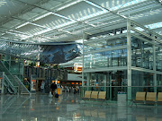 Aeroport de Munic. Prendre alguna cosa calenta als immaculats cafés que hi . (munich airport terminal )