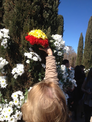 Afiliado de AES coloca flores con los colores de la bandera de España