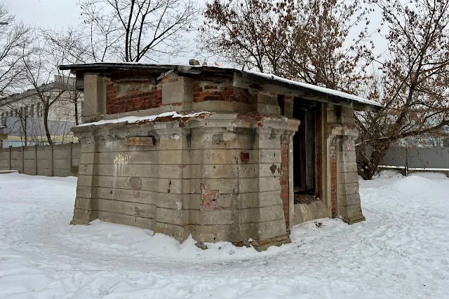 1-й Волоколамский проезд, дворы, руины бывшей водонапорной башни воинского продовольственного пункта железнодорожной станции Серебряный Бор (башня была построена в 1908 году, архитектор Александр Померанцев)