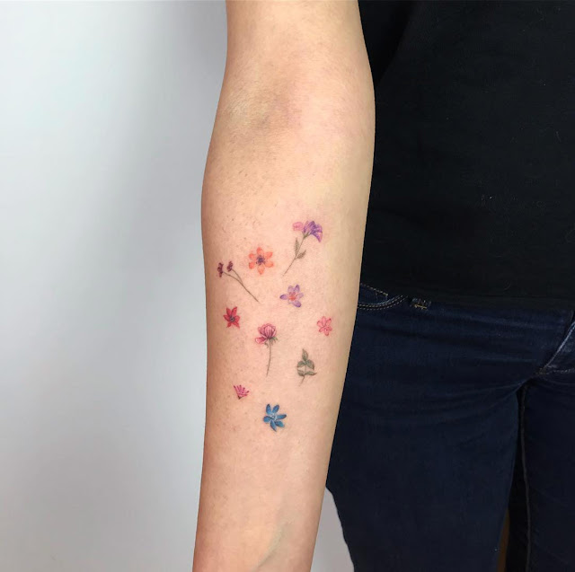 Tatuagens femininas de flores 