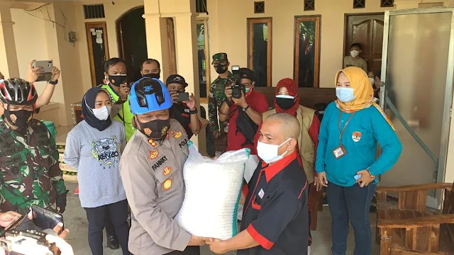 Kapolres Purbalingga Bersama Dandim Bersepeda Kunjungi Desa Toyareka, Berikan Bantuan Beras