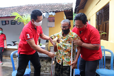 Peduli  Difabel dan Lansia, Wabup Kembang Hartawan Serahkan Tongkat Ketiak dan Kursi Roda