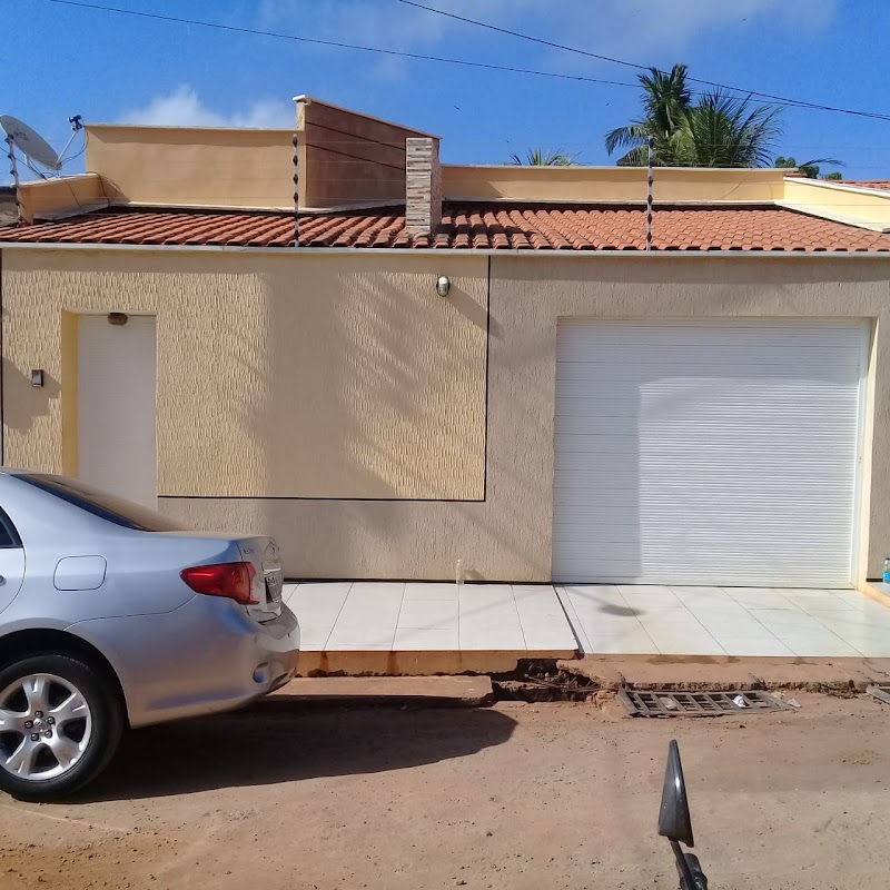 Esperantinópolis: Casa bem estruturada à venda na rua Vitorino Freire.