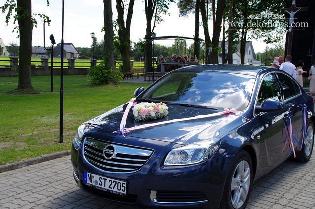 Różowa dekoracja ślubnego auta opolskie -kwiatowe serce