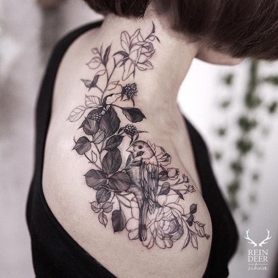 tatuagens femininas de flores para os ombros