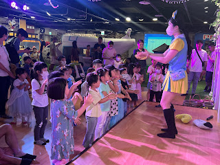 推薦台北市超大室內親子館史努比樂園，位於士林兒童新樂園內，維持史努比樂園既有的品質，館內寬敞，遊樂設施多元，環境乾淨，並且有親切的工作人員帶雙語活動。台北市少有那麼大型的室內親子館，雖要付費但假日也有開放。史努比樂園的玩具設施又很優質，設施有動態運動也有靜態遊戲或附中英文繪本閱讀區，夏天雨天遛娃方便