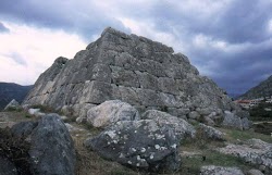  Πολλοί πίστευαν ότι υπήρχε διασύνδεση με τις πυραμίδες της... Αιγύπτου!  Στο νοτιοδυτικό άκρο της αργολικής πεδιάδας κοντά στις πηγές του Ε...