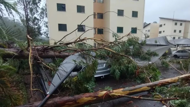 Cidade de São Paulo enfrenta temporal e fica sem luz.