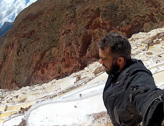 Cuidado com o barranco nas Salineras de Maras / Peru.