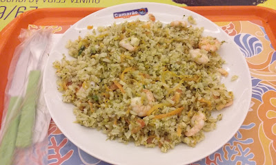 Arroz integral refogado com cenoura, brócolis, cebola, mussarela e ervas frescas