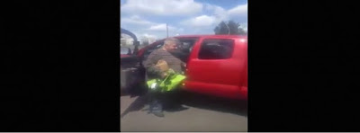 Limosnero es captado en camioneta de lujo