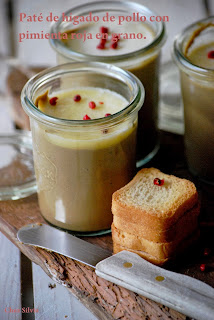 Paté de pollo con pimienta roja en grano