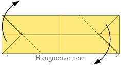 Bước 5: Gấp chéo hai cạnh giấy.