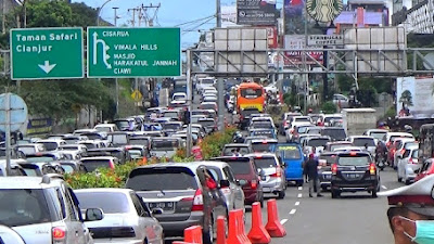 Macet Puncak Bogor dan Beruang Es