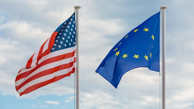 Bandiere degli Stati Uniti e dell'Unione europea