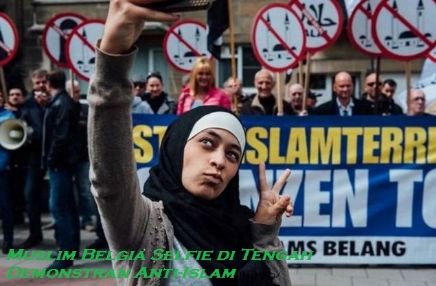 Jadi Viral Dunia, Aksi Nyentrik Gadis Muslim Belgia Selfie di Tengah Demonstran Anti-Islam 