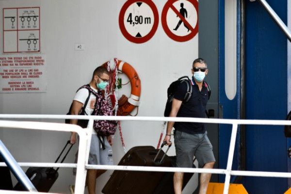 Κοροναϊός: Χωρίς μάσκες στους εσωτερικούς χώρους από σήμερα – Πού θα παραμείνουν υποχρεωτικές