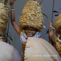 statuina di un guerriero africano ispirata a un disegno con copricapo lancia e scudo orme magiche