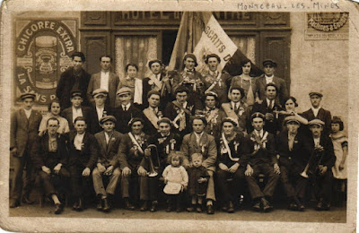 Conscrits montcelliens entre les deux guerres, photographie prise devant l'Hôtel du Centre (collection privée)