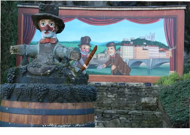 Bâton apéro dans une illustration de Gnafron et Guignol dans la ville de Beaujeu - Beaujolais